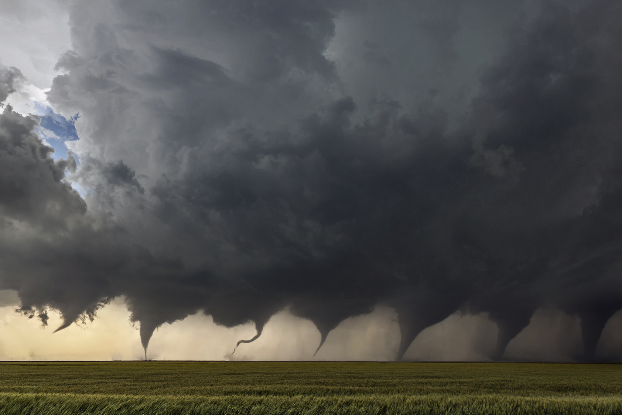 Tornado Photo Goes Viral: Does it Really Show a Mass of Tornadoes?
