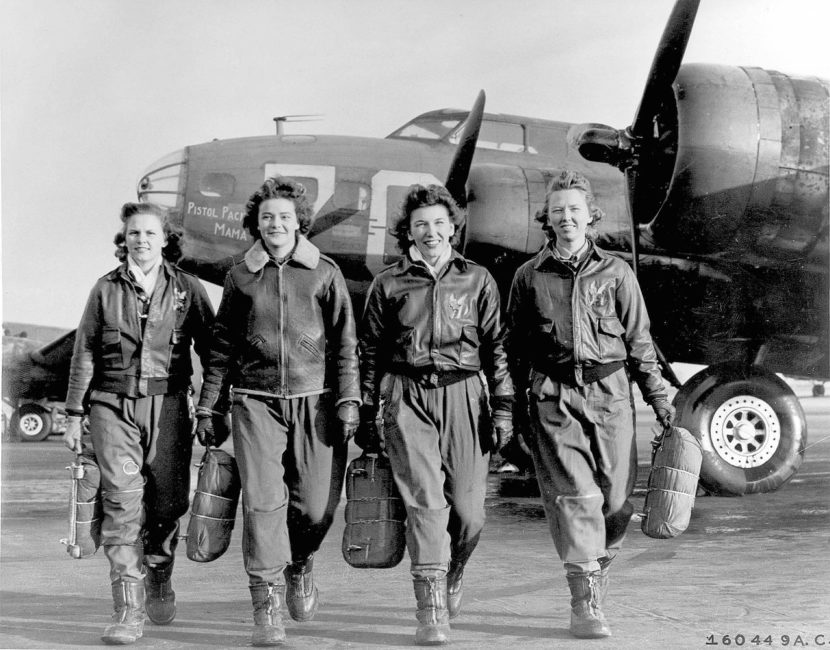 Group_of_Women_Airforce_Service_Pilots_and_B-17_Flying_Fortress WASP