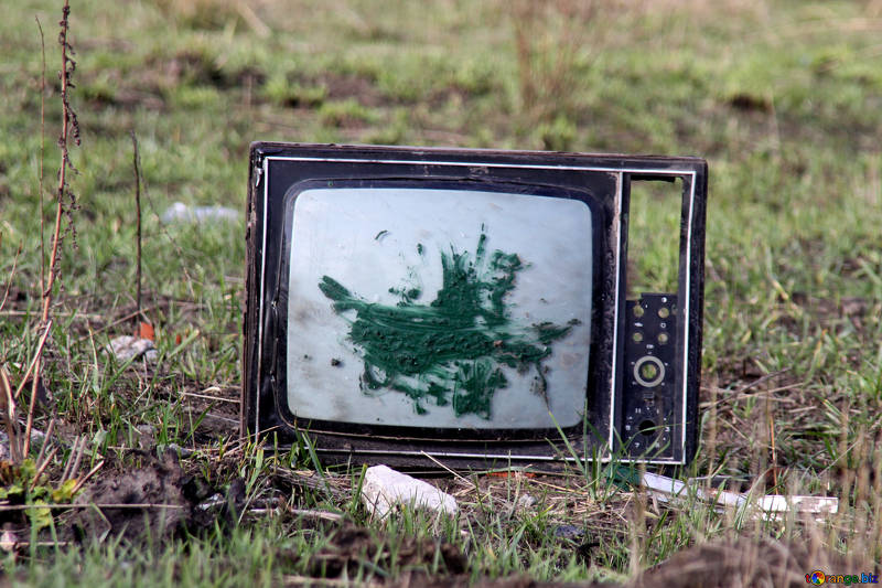 Watch Man with Bizarre TV Mask On Head Dumps Old TVs on Lawns Texas