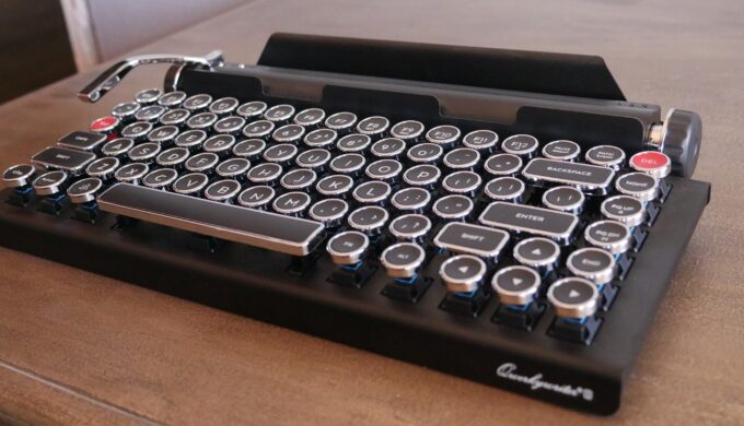 Feel Like a Writer in Paris in the '20s with This Typewriter-style Keyboard